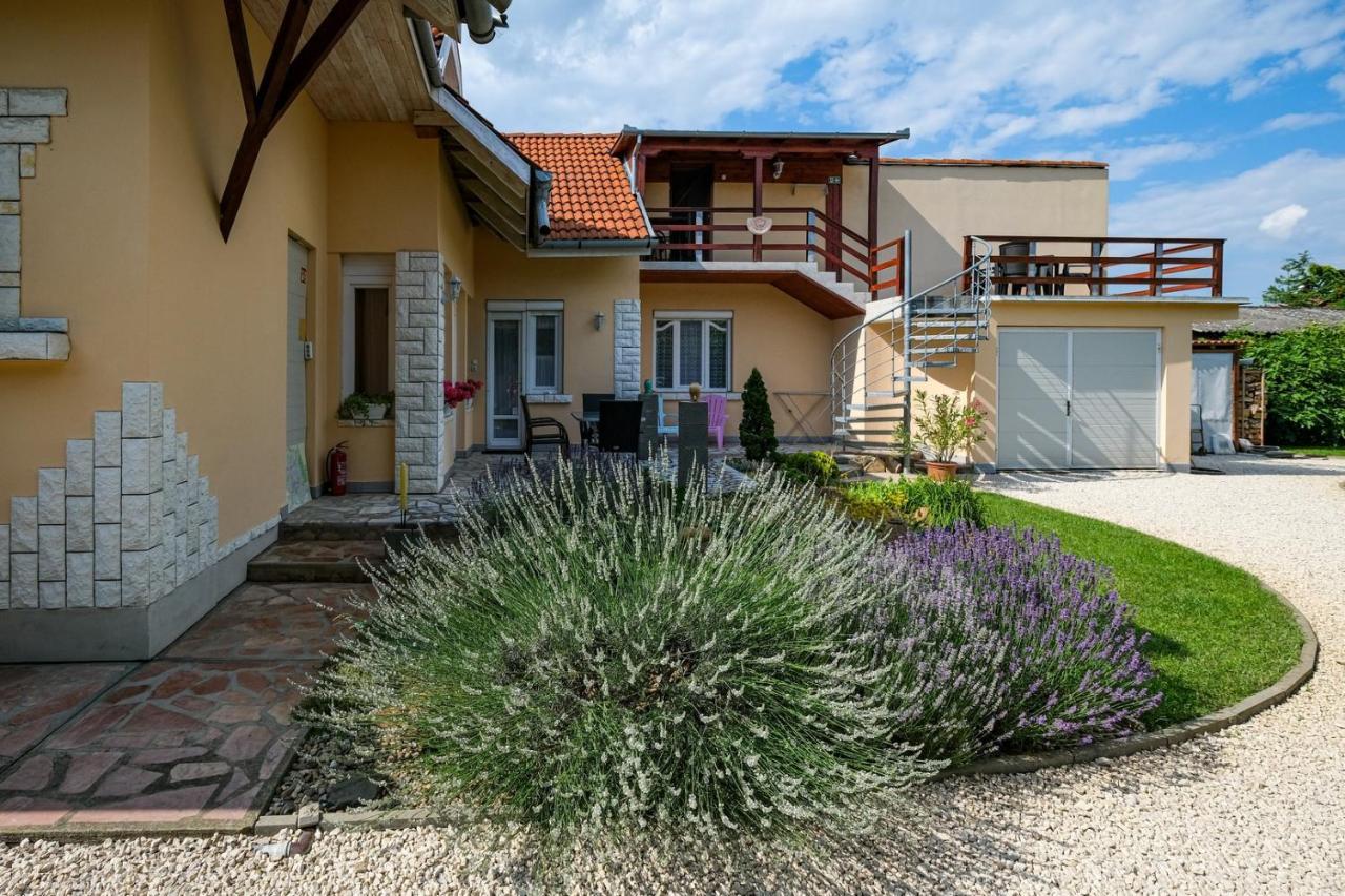 4 Evszak Apartman Gyula Buitenkant foto