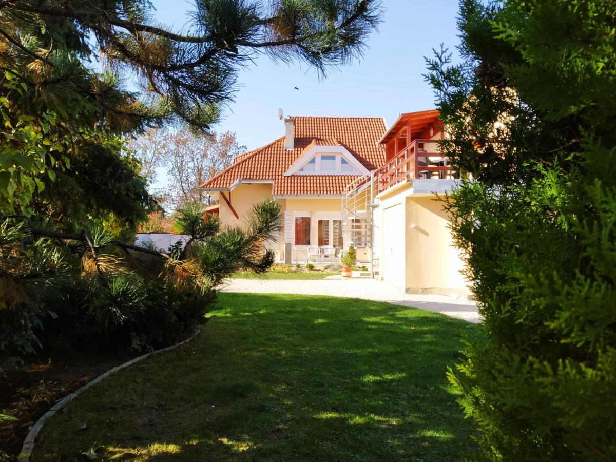4 Evszak Apartman Gyula Buitenkant foto